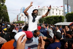 جنوب تونس يشيع متظاهرا و أجواء التوتر تزداد