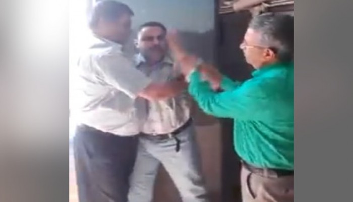 بعد خصم 500 جنيه من راتبه .. موظف مصري يحاول الانتحار قائلا :"أأكل عيالي منين" (فيديو)