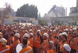 نيابة الانقلاب تحيل 32 من عمال إسمنت طره إلى المحاكمة