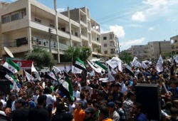 سكان إدلب السورية يعيدون روح الثورة لبلدتهم مؤكدين استمرار الحراك الثوري