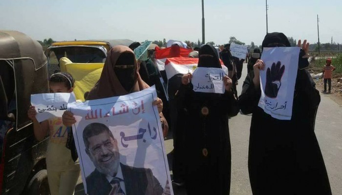 أهالي الدقهلية يحتفلون بحلول شهر رمضان ويرفعون لافتات.."السيسي أساس الإرهاب"