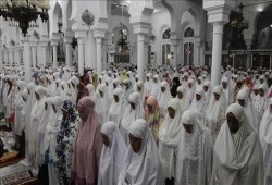 تأدية أول صلاة تراويح في إندونيسيا وماليزيا