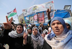 الأسرى الفلسطينيون يعلقون إضرابهم.. تعرف على السبب