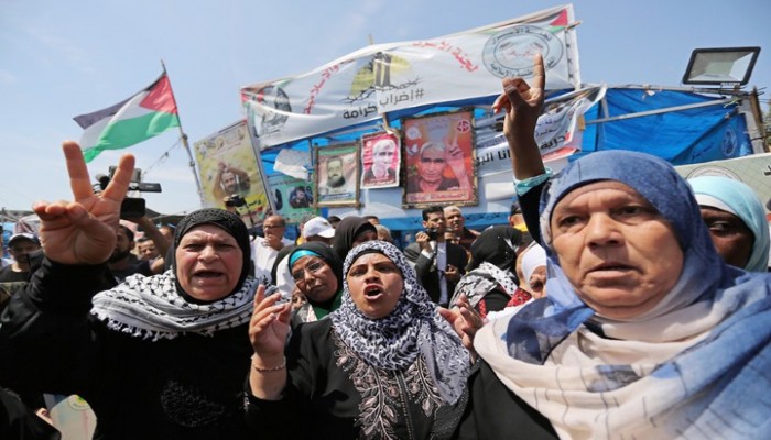 الأسرى الفلسطينيون يعلقون إضرابهم.. تعرف على السبب