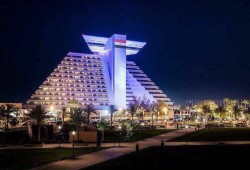 الدوحة تتضامن مع المنيا بألوان علم مصر على واجهة "شيراتون"