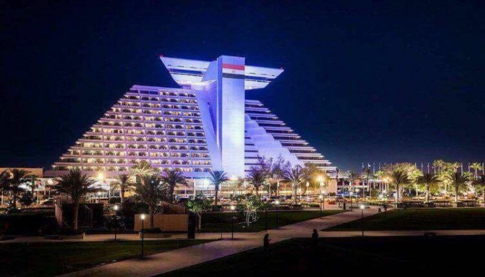 الدوحة تتضامن مع المنيا بألوان علم مصر على واجهة "شيراتون"