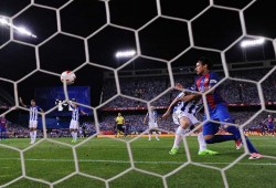 برشلونة ينقذ موسمه ويتوج بلقب الكأس بثلاثية في مرمى ألافيس (فيديو)