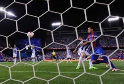 برشلونة ينقذ موسمه ويتوج بلقب الكأس بثلاثية في مرمى ألافيس (فيديو)