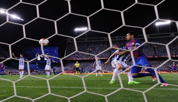 برشلونة ينقذ موسمه ويتوج بلقب الكأس بثلاثية في مرمى ألافيس (فيديو)