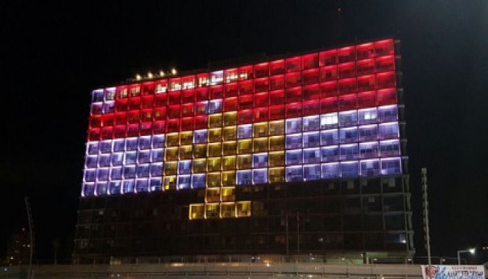 إضاءة مبنى في دولة الاحتلال بألوان علم مصر