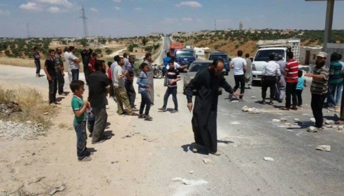 قاطنوا قرية الرحمة السكنية بإدلب يواصلون احتجاجهم لسوء أوضاعهم