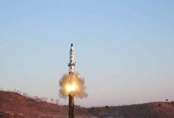 رويترز: صاروخ كوري شمالي سقط في المنطقة الاقتصادية لليابان