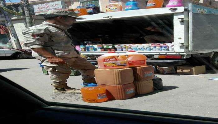 بعد الخيار والكوسة.. مجند بجيش السيسي يجلس بالصابون السائل