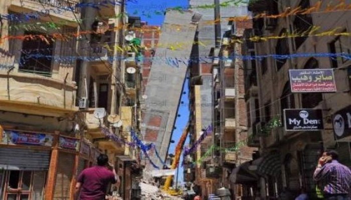 6 عقارات مهددة بالانهيار بجوار برج الأزاريطة المائل بالإسكندرية