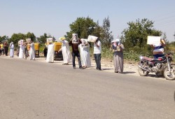سلسلة بشرية للثوار بالحسينية في مستهل أسبوع "أوقفوا المجنون"