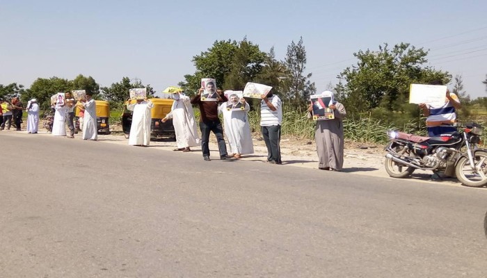 سلسلة بشرية للثوار بالحسينية في مستهل أسبوع "أوقفوا المجنون"