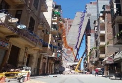 جيران عقار الأزاريطة المائل: "شقى عمرنا خايفين ميرجعلناش تاني"