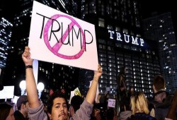 مئات الأمريكيين يحتجون على سياسات ترمب في شيكاغو