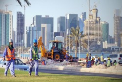 قطر تحظر تشغيل العمالة بالأماكن المكشوفة وقت الظهيرة