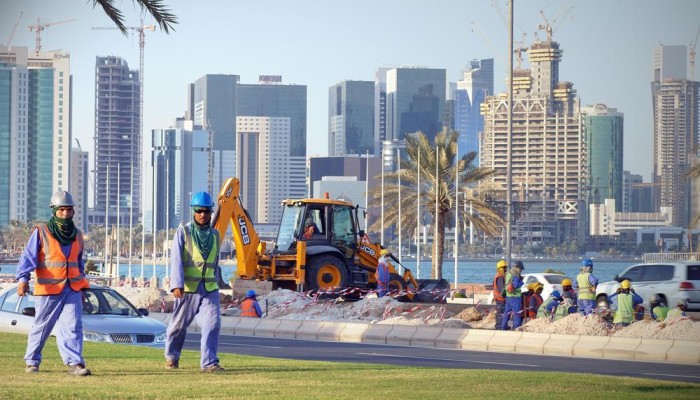 قطر تحظر تشغيل العمالة بالأماكن المكشوفة وقت الظهيرة