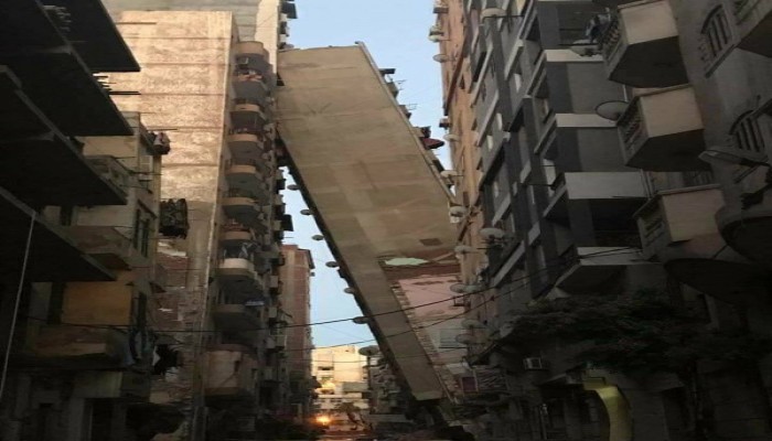 عمال الإزالة يسرقون متعلقات سكان "العمارة المائلة".. موت وخراب ديار