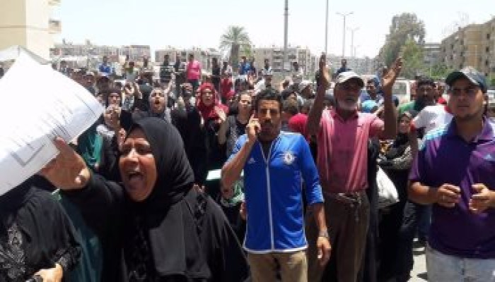 أهالي «عزبة أبو عوف» ببورسعيد يقطعون الطريق