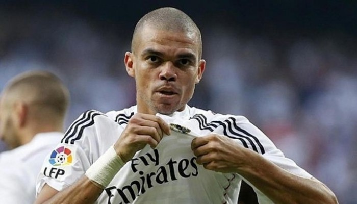 مدافع ريال مدريد يرحل عن الملكي.. ويهاجم إدارة النادي