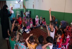 مبادرة سيدة لبنانية لتحفيظ 200 طفل في مخيم لللاجئين السوريين "القرآن الكريم"