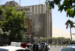 مقتل 7 واحتجاز 4 رهائن داخل البرلمان الإيراني