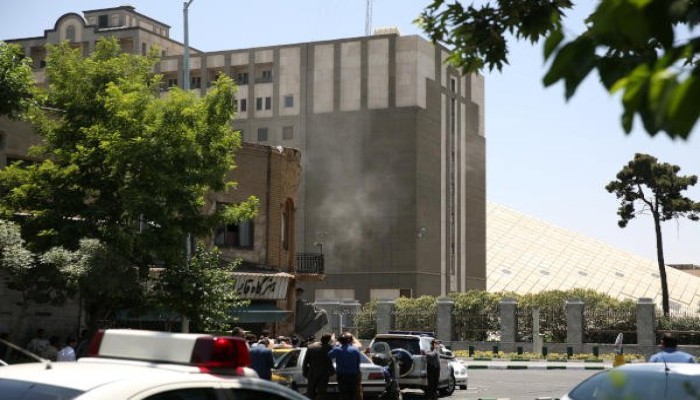 مقتل 7 واحتجاز 4 رهائن داخل البرلمان الإيراني