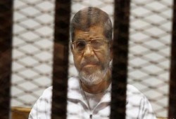 شخصيات مصرية بارزة تطالب بنقل الرئيس مرسي لأحد المراكز الطبية لتلقي العلاج اللازم