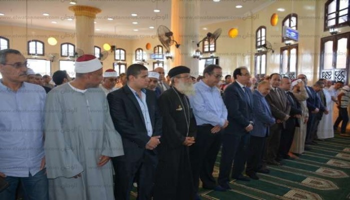 كاهن مسيحي في "الصف الأول" لصلاة العصر بمسجد في الدقهلية