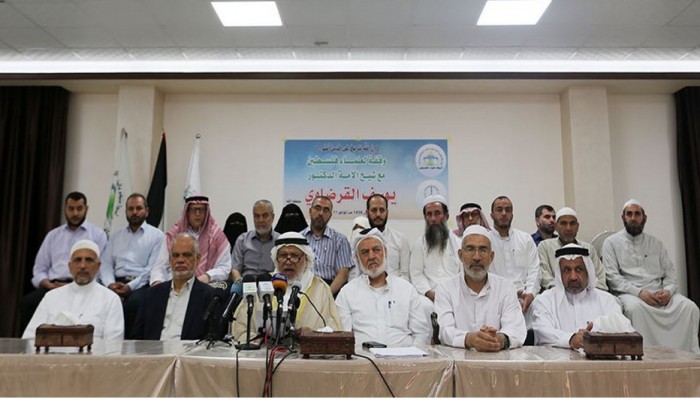 وقفة لعشرات العلماء بغزة تضامنا مع الشيخ القرضاوي