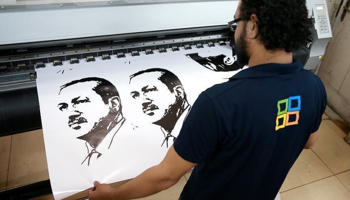 صور أردوغان وتميم تزين سيارات وشوارع قطر تأييدا لأميرها وشكرا لتركيا