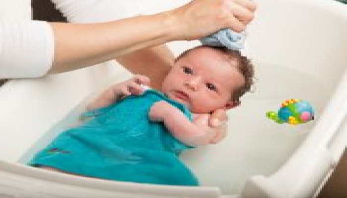 احذري هذه الأخطاء عند تحميم طفلك الرضيع
