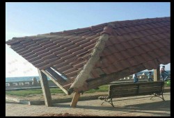 انهيار مظلات الشمس على كورنيش الإسكندرية