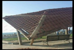 انهيار مظلات الشمس على كورنيش الإسكندرية