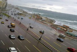 الإسكندرية: أمطار خفيفة تتساقط ليلا وسط ذهول المواطنين