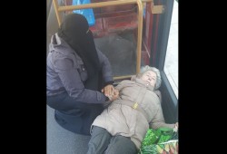 مواساة منتقبة لمسنة لندنية تشعل التواصل في بريطانيا