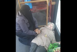 مواساة منتقبة لمسنة لندنية تشعل التواصل في بريطانيا