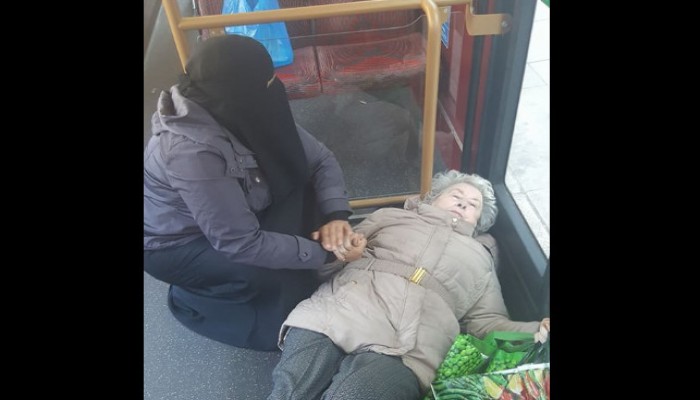 مواساة منتقبة لمسنة لندنية تشعل التواصل في بريطانيا