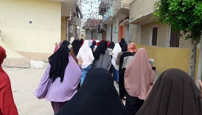 مسيرة نسائية لأهالي حوش عيسى رفضاً لتسليم تيران وصنافير