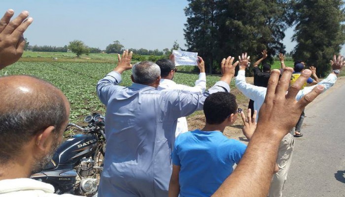 الدقهلية: أهالى بلقاس يرفعون لافتات.. "لا لبيع الأرض"