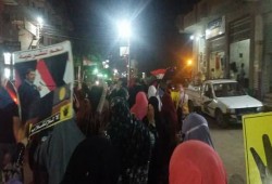 ثوار الشرقية يرفعون أعلام مصر ويهتفون ضد بيع الأرض المصرية
