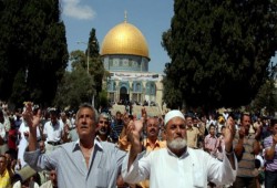 عشرات الآلاف من الفلسطينيين يصلّون الجمعة في المسجد الأقصى