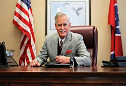 السجن 20 عاما لأمريكي خطط لحرق مسجد ومدرسة