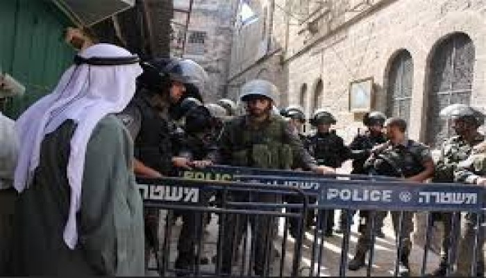 السلطات الصهيونية تمنع آلاف الفلسطينيين من دخول القدس