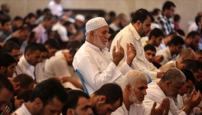 تضامنا مع قطر.. فلسطينيون يؤدون صلاة الجمعة بمسجد "حمد" في غزة