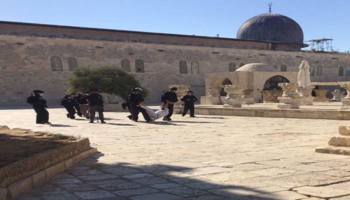 جنود صهيون يعتدون على المعتكفين في الأقصى المبارك