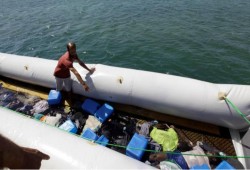 مخاوف من وفاة عشرات المهاجرين غرقا بالمتوسط